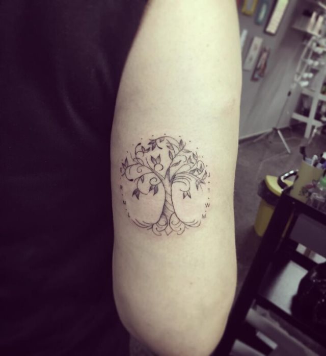 tattoo femenino con un arbol 78