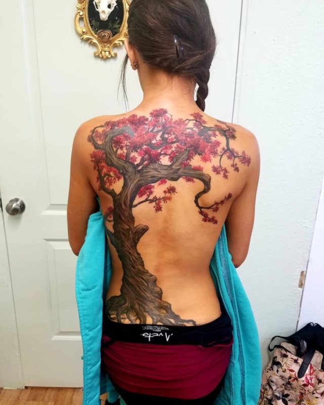 tattoo femenino con un arbol 79