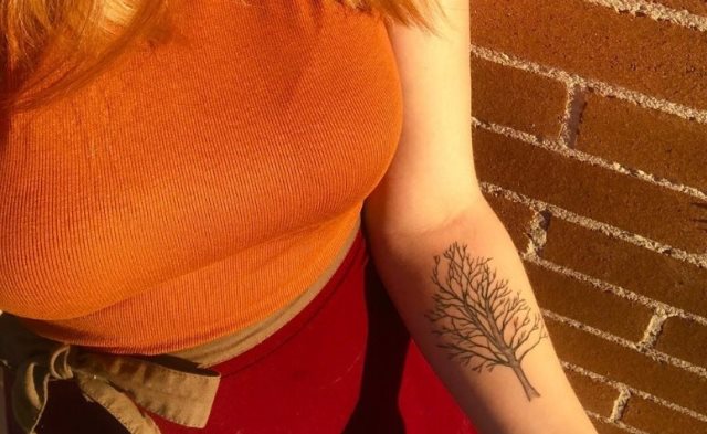 tattoo femenino con un arbol 81