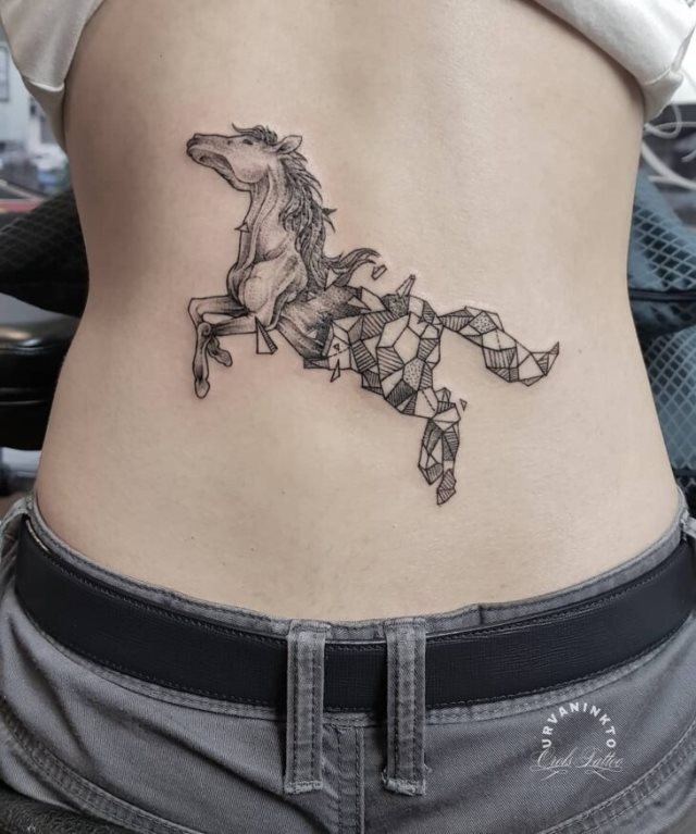 tattoo femenino con un caballo 05