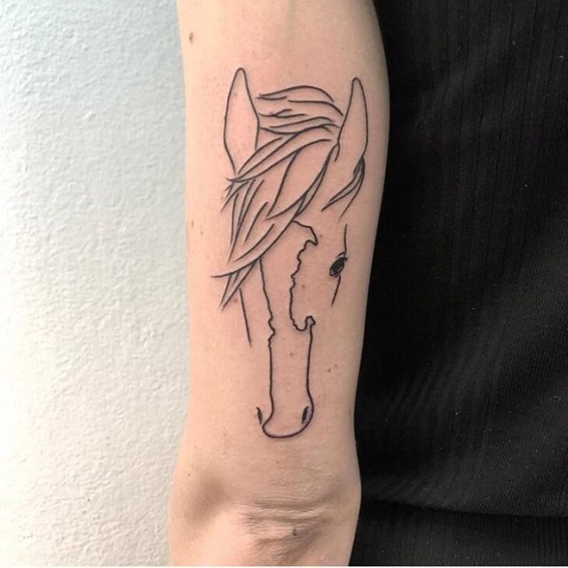 tattoo femenino con un caballo 08