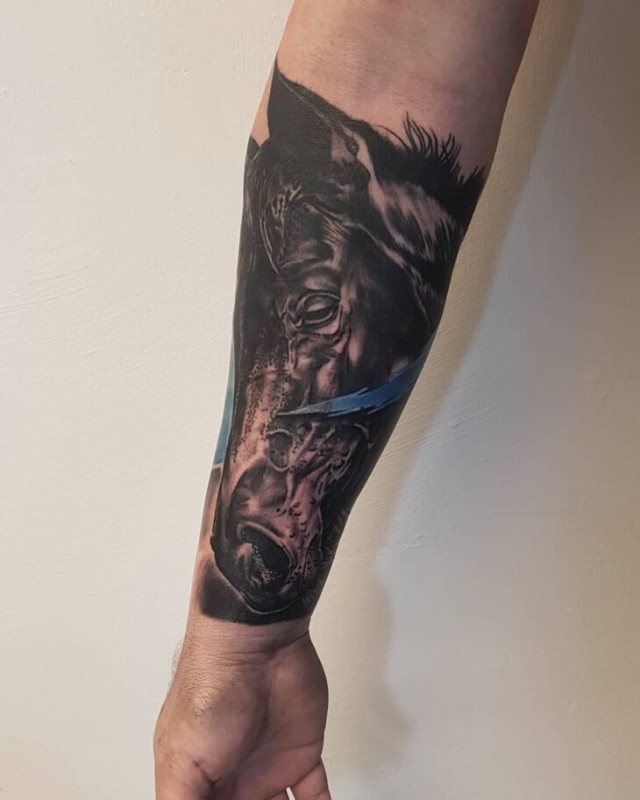 tattoo femenino con un caballo 11