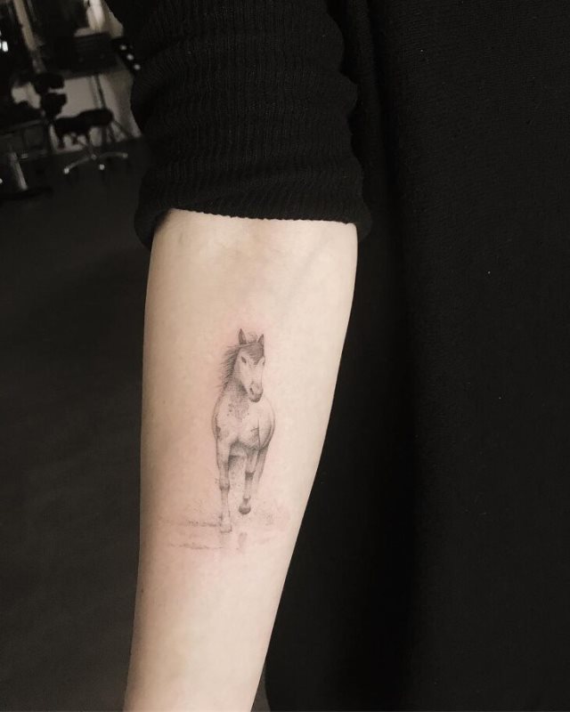 tattoo femenino con un caballo 16