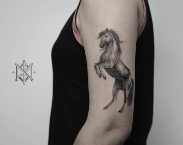 tattoo femenino con un caballo 18