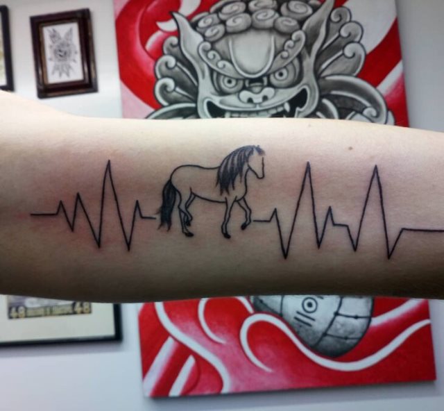 tattoo femenino con un caballo 20