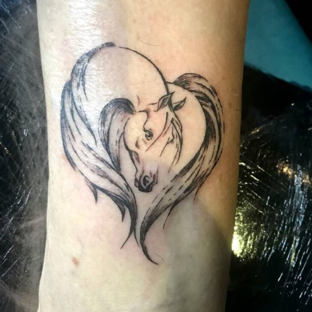 tattoo femenino con un caballo 22