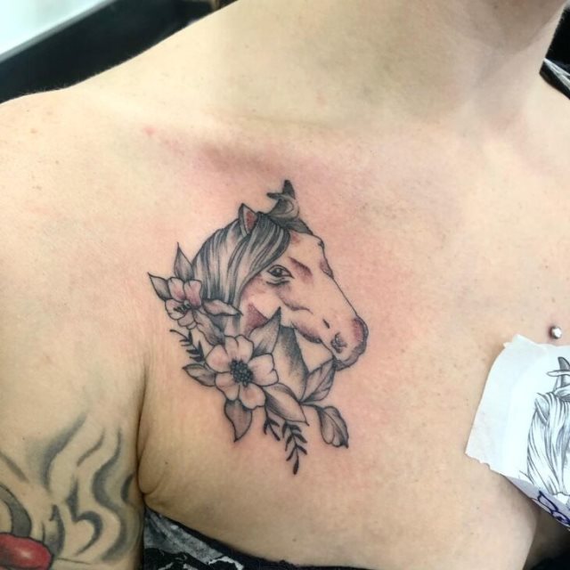 tattoo femenino con un caballo 24