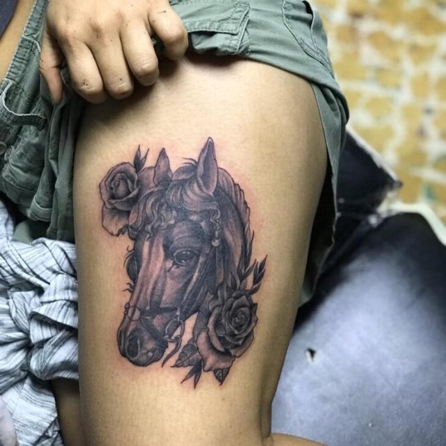 tattoo femenino con un caballo 26