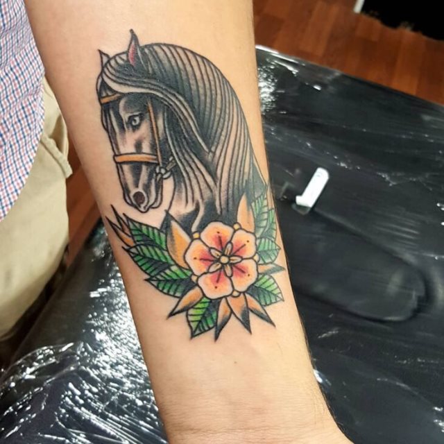 tattoo femenino con un caballo 28