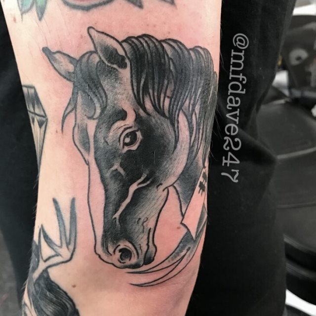 tattoo femenino con un caballo 31