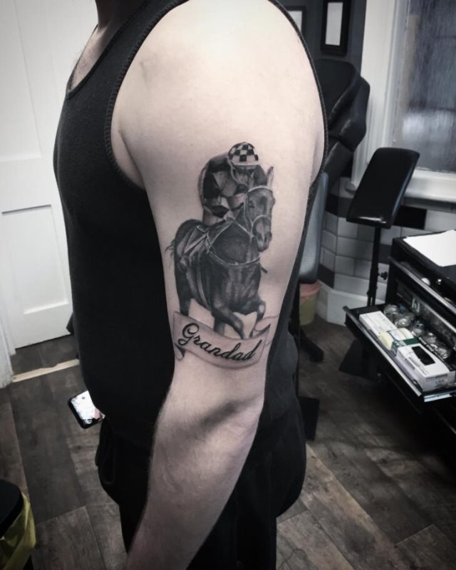 tattoo femenino con un caballo 32