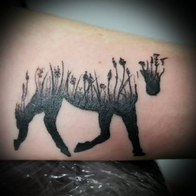 tattoo femenino con un caballo 34