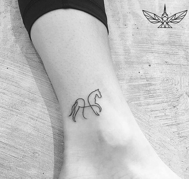 tattoo femenino con un caballo 35