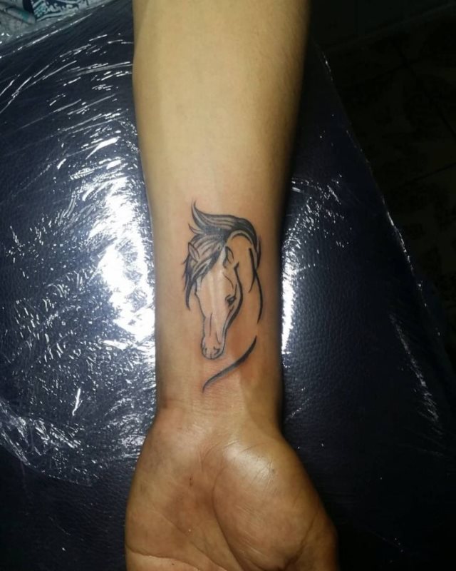 tattoo femenino con un caballo 40