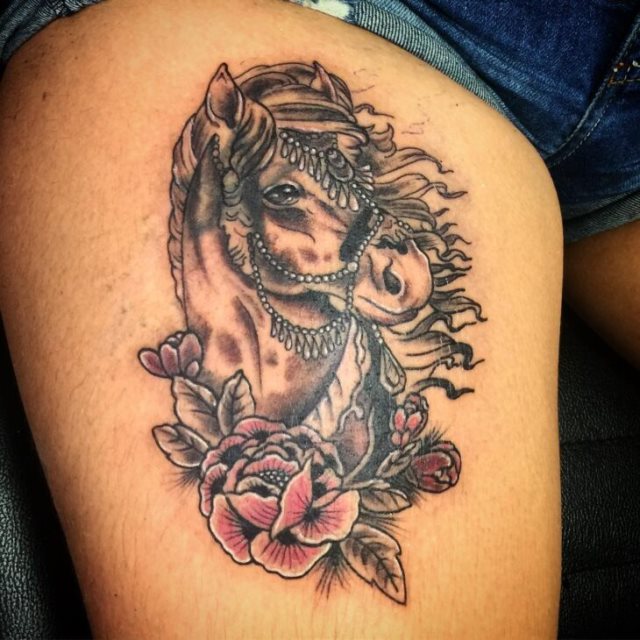 tattoo femenino con un caballo 41