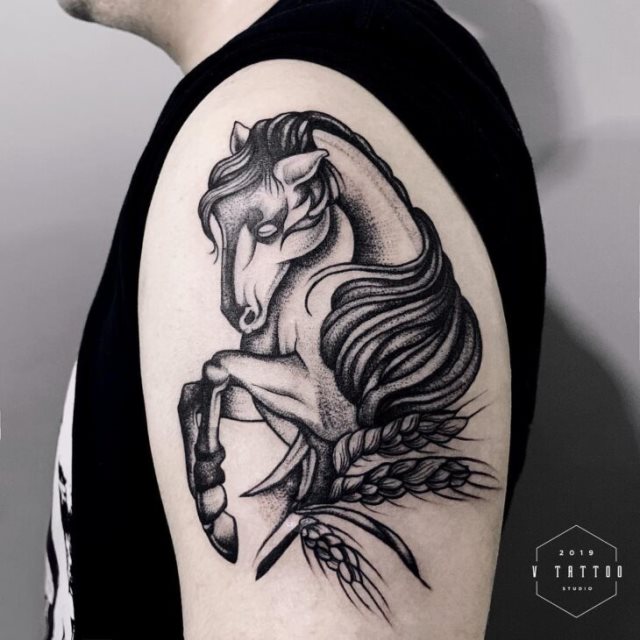 tattoo femenino con un caballo 45
