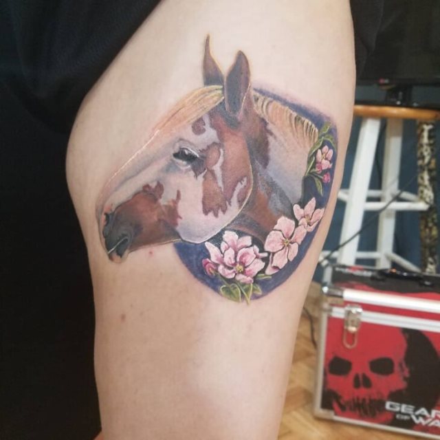 tattoo femenino con un caballo 46