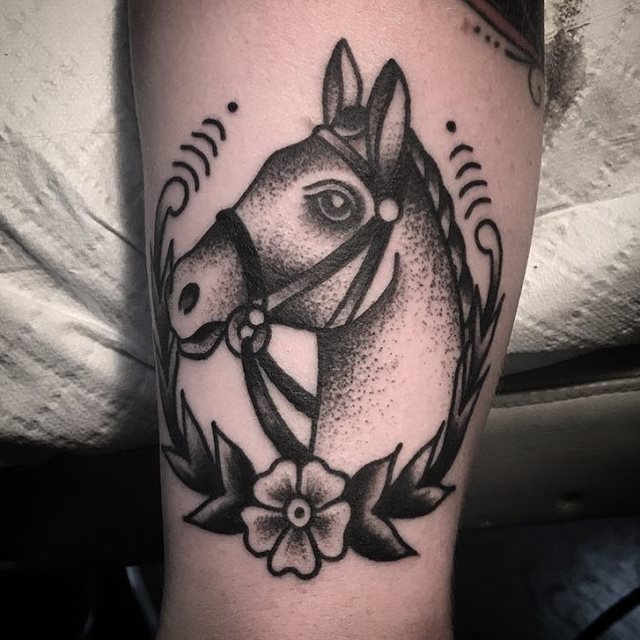 tattoo femenino con un caballo 52