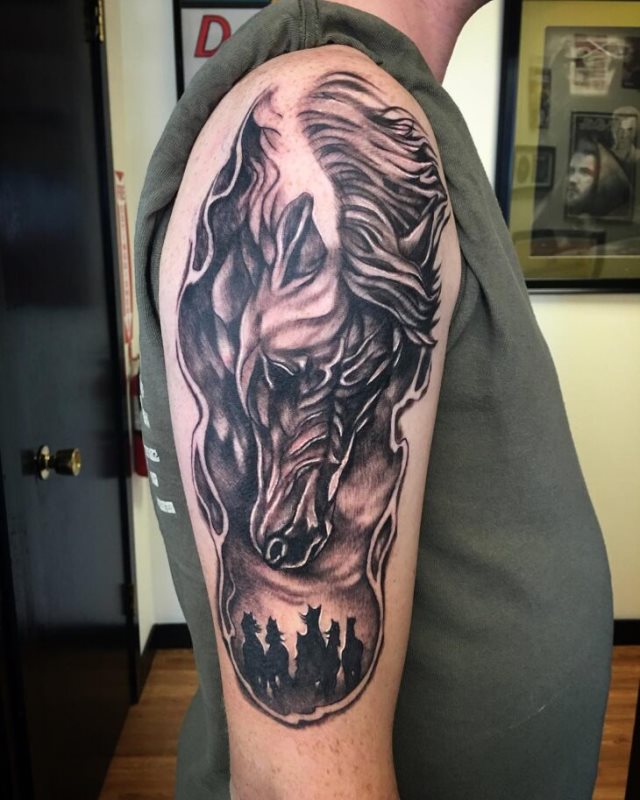 tattoo femenino con un caballo 53