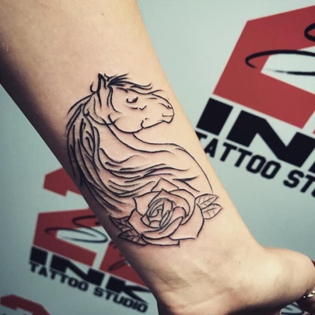 tattoo femenino con un caballo 54