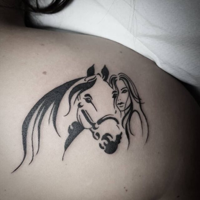 tattoo femenino con un caballo 55