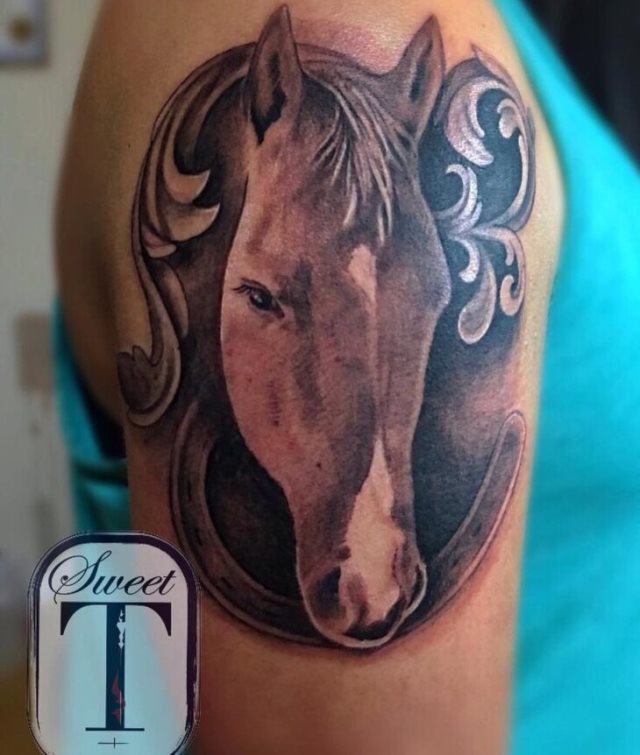tattoo femenino con un caballo 62