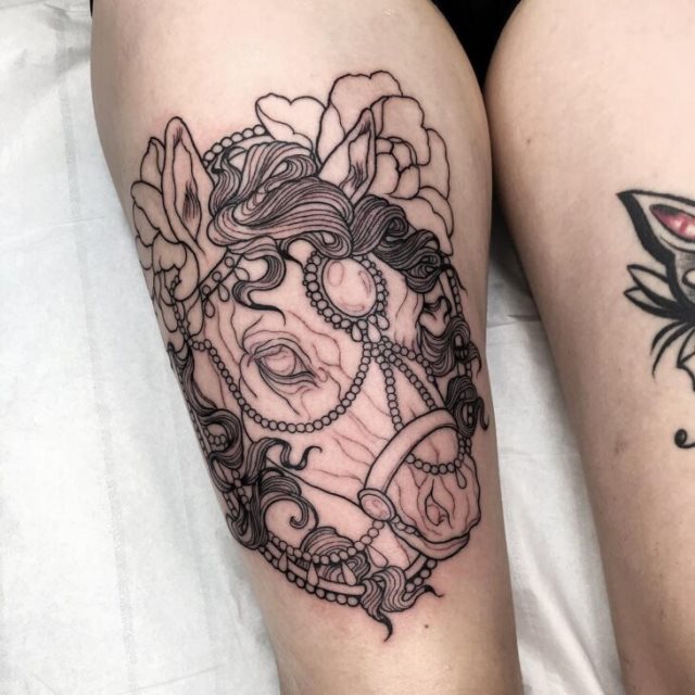 tattoo femenino con un caballo 65