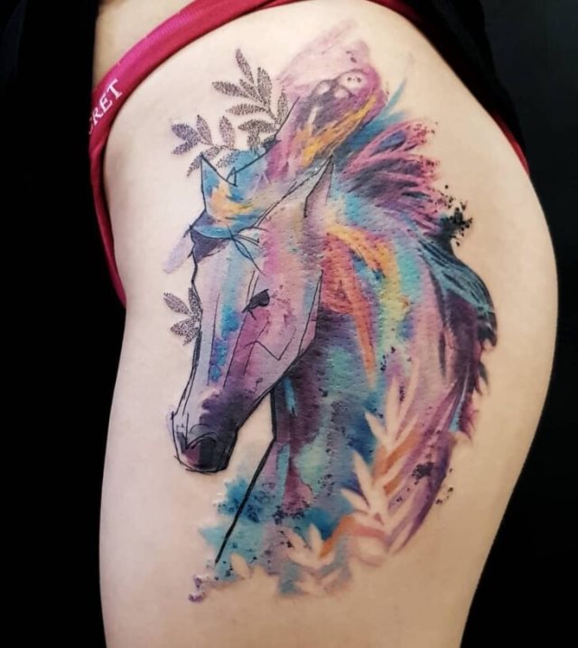 tattoo femenino con un caballo 66