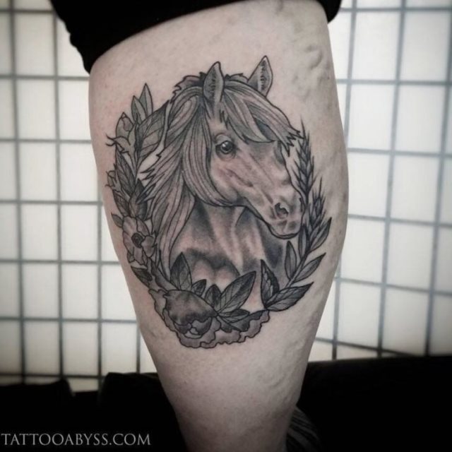 tattoo femenino con un caballo 68