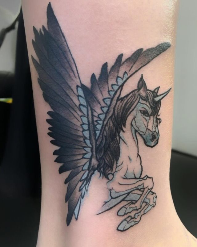 tattoo femenino con un caballo 70