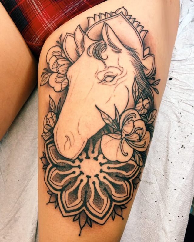 tattoo femenino con un caballo 71