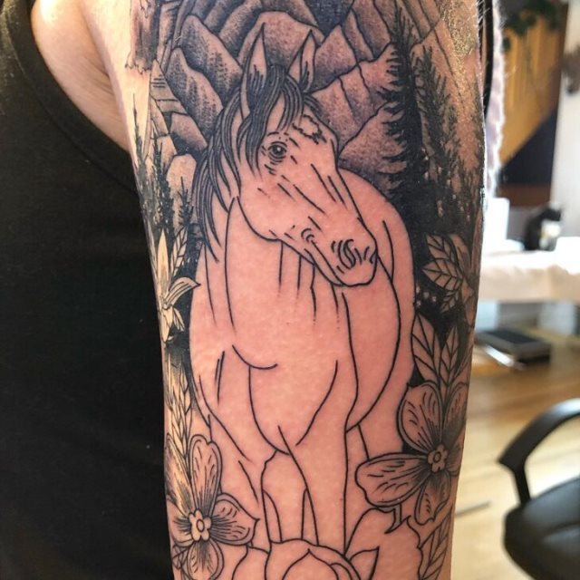 tattoo femenino con un caballo 72