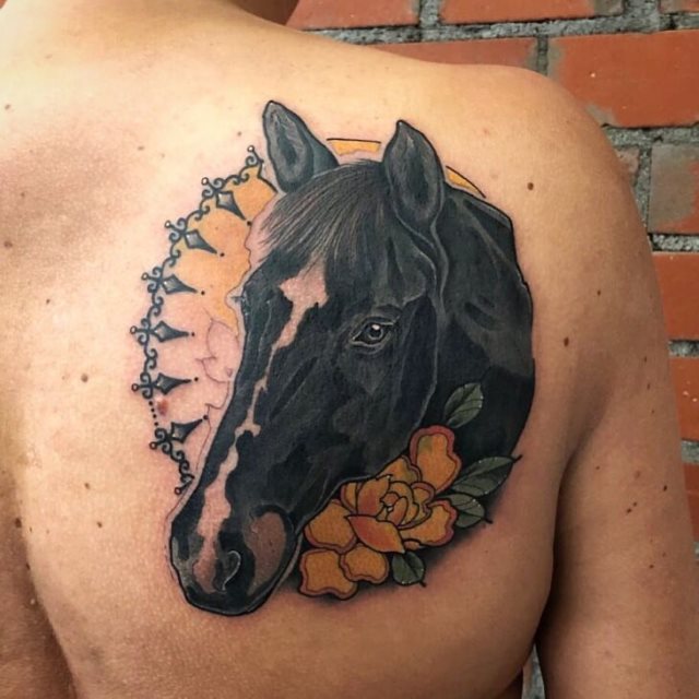 tattoo femenino con un caballo 74
