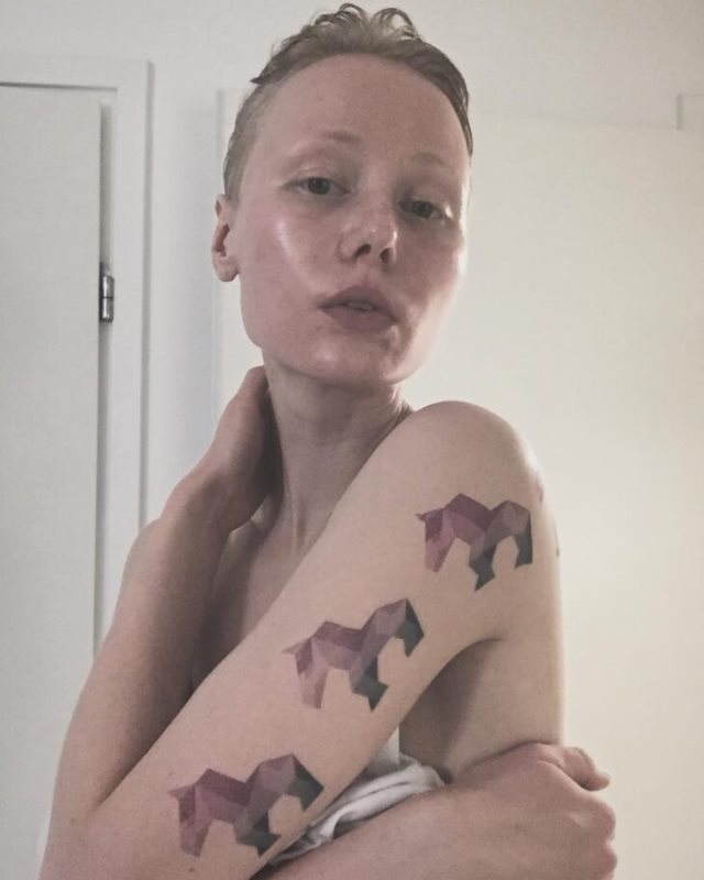 tattoo femenino con un caballo 75