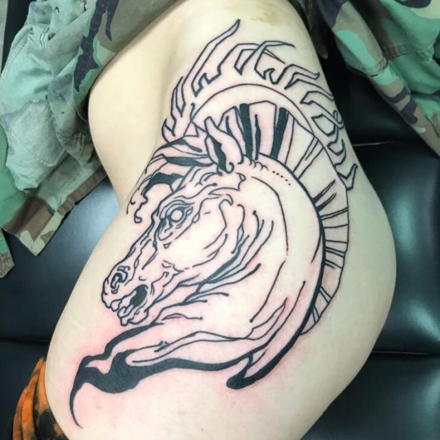 tattoo femenino con un caballo 76