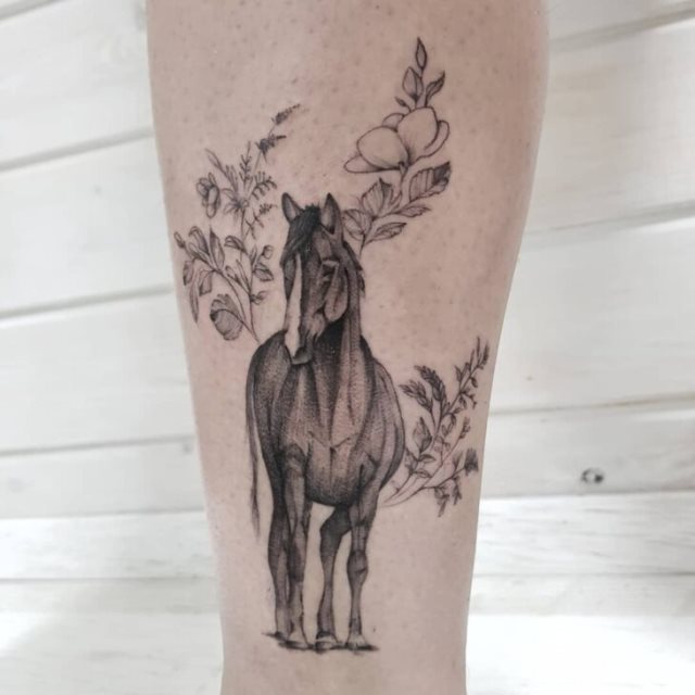 tattoo femenino con un caballo 77
