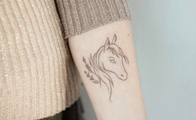 tattoo femenino con un caballo 79