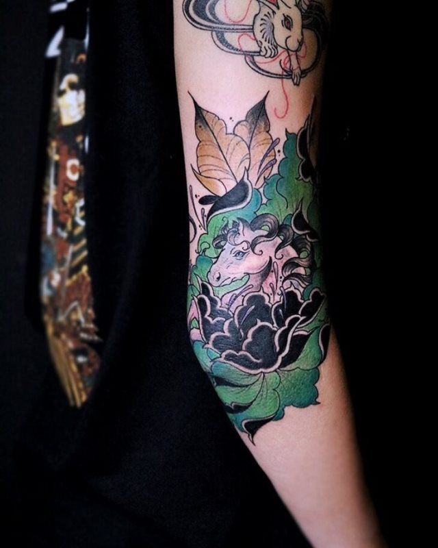 tattoo femenino con un caballo 80