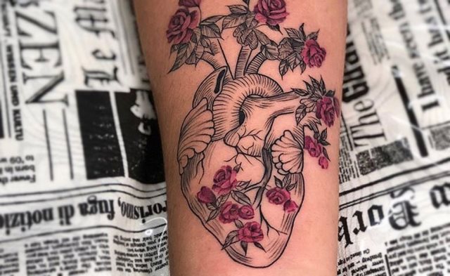 tattoo femenino con un corazon 01