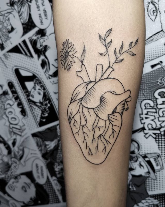 tattoo femenino con un corazon 02