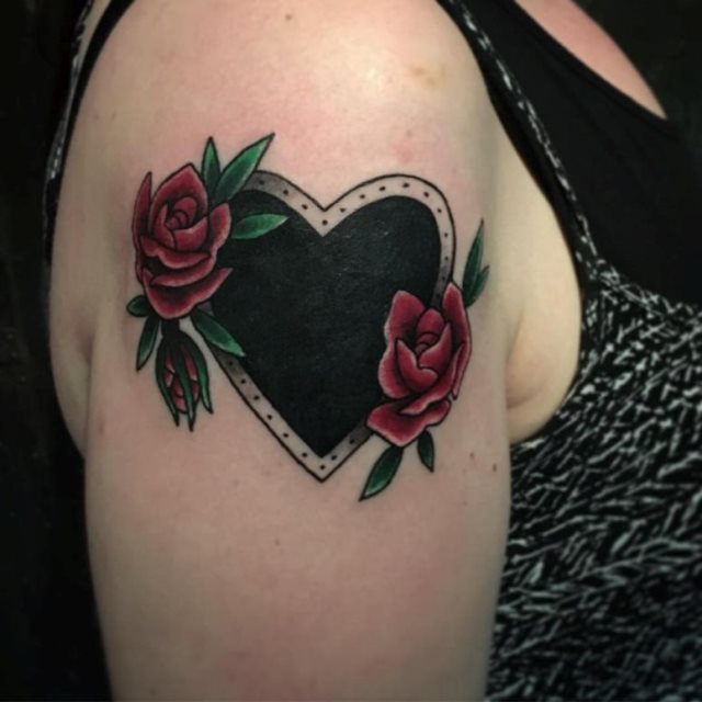 tattoo femenino con un corazon 04