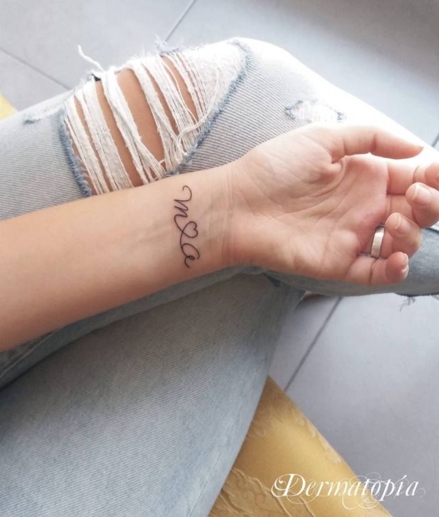 tattoo femenino con un corazon 05