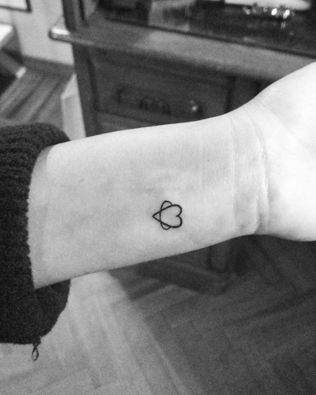 tattoo femenino con un corazon 06