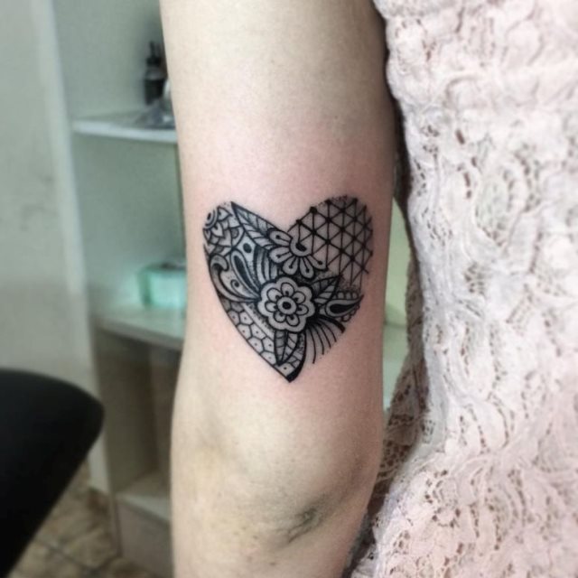 tattoo femenino con un corazon 07