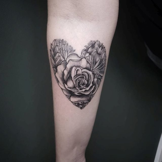 tattoo femenino con un corazon 10