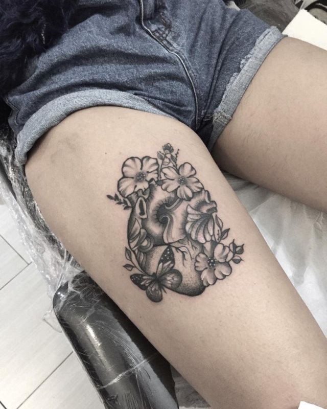 tattoo femenino con un corazon 11