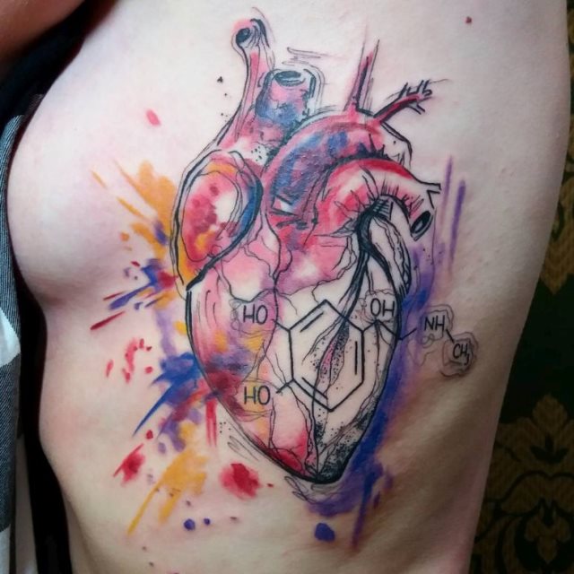 tattoo femenino con un corazon 13