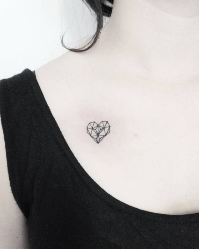 tattoo femenino con un corazon 16