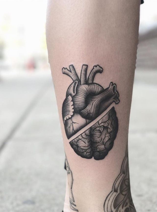 tattoo femenino con un corazon 17