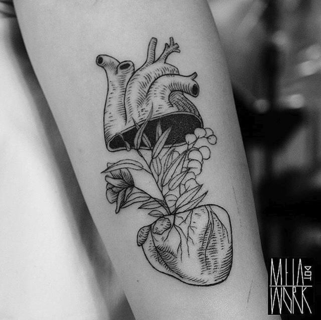 tattoo femenino con un corazon 18